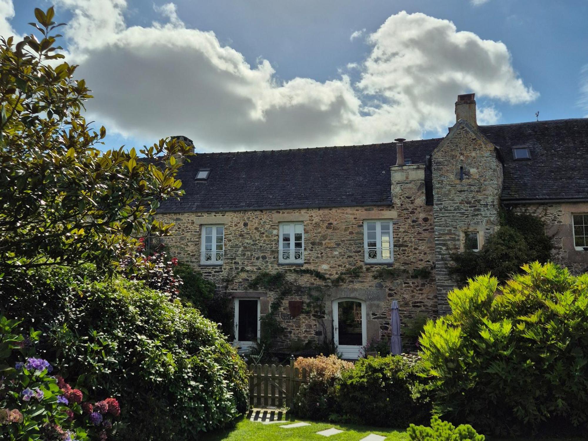 Gite De Charme Au Manoir Du Plessis-Quinquis Sainte-Seve エクステリア 写真